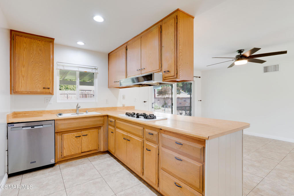 1638 Olympic Street Simi Valley, CA 93063 - Photo 8 of 36
