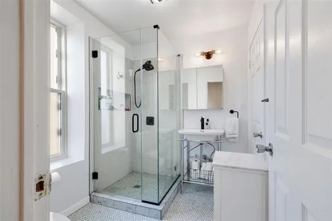 $2,950 | 259 Grove Street, Unit 2, Jersey City, NJ 07302