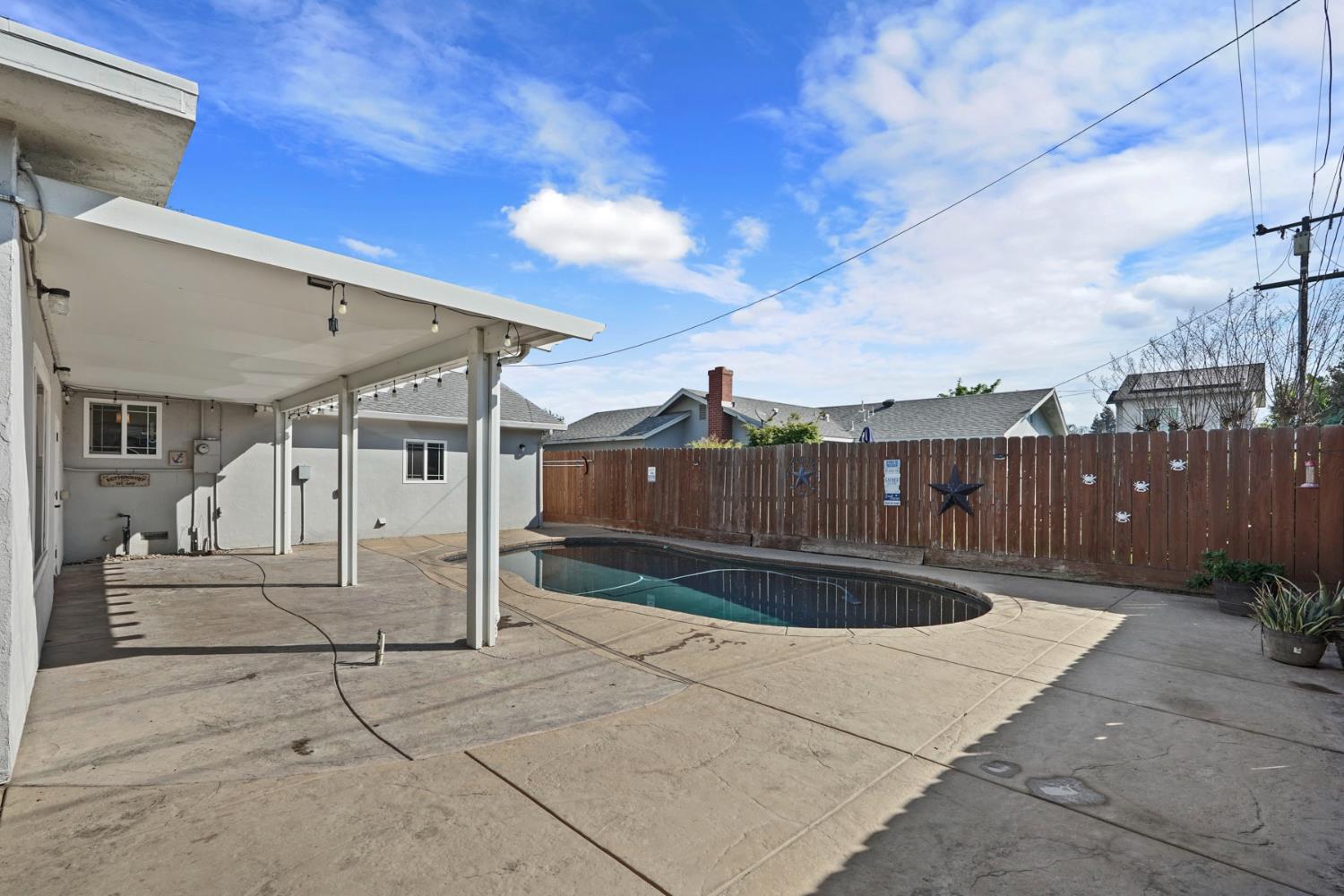 916 6th Street Ripon, CA 95366 - Photo 29 of 34 a view of a terrace