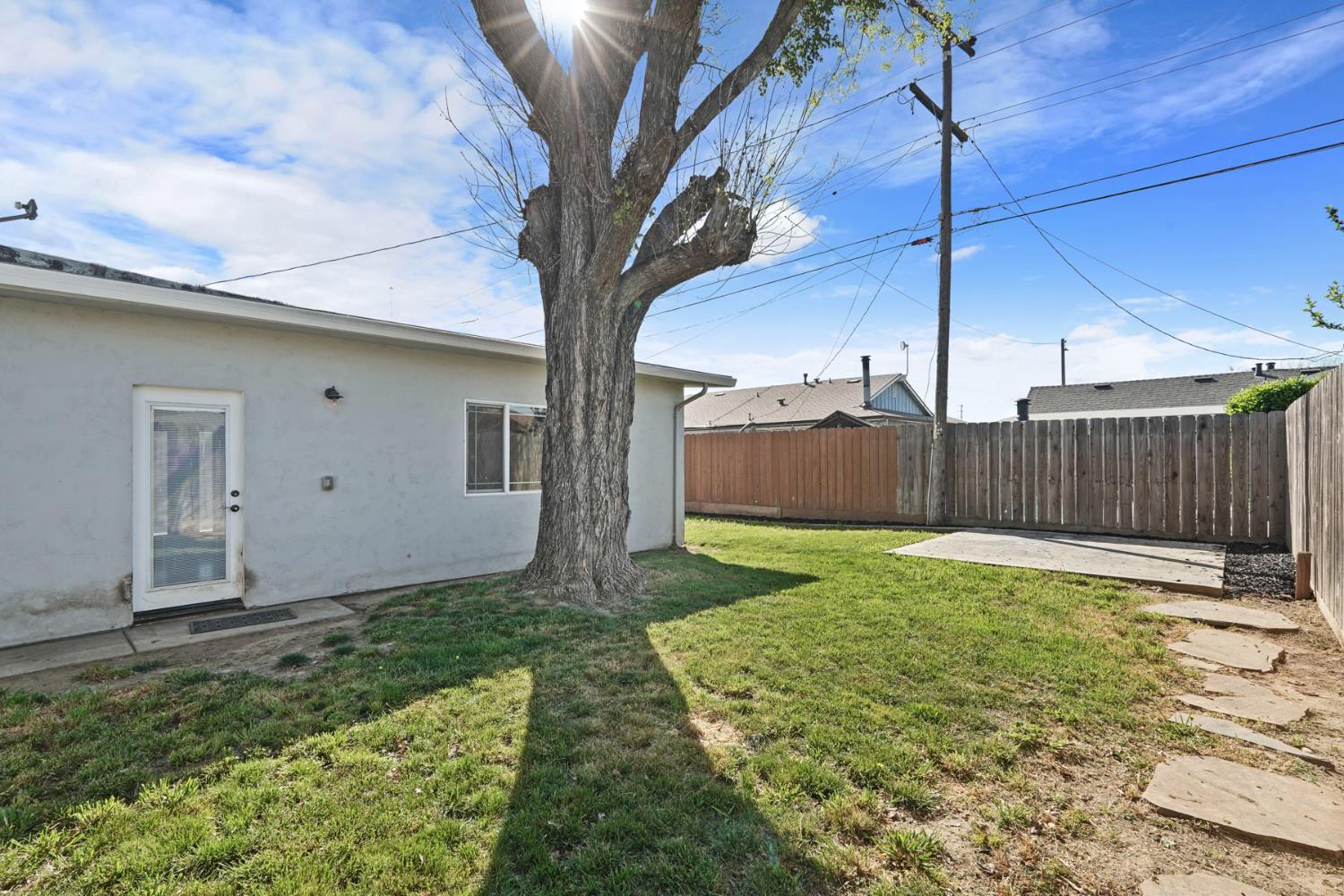 916 6th Street Ripon, CA 95366 - Photo 31 of 34 a view of a backyard with a tree