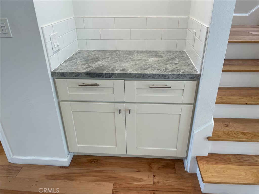 333 Virginia Street, Unit 9 El Segundo, CA 90245 - Photo 16 of 75 Dry Bar off of Kitchen