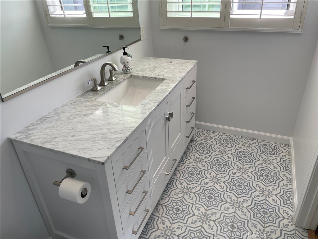 333 Virginia Street, Unit 9 El Segundo, CA 90245 - Photo 59 of 75 Guest Bath Vanity