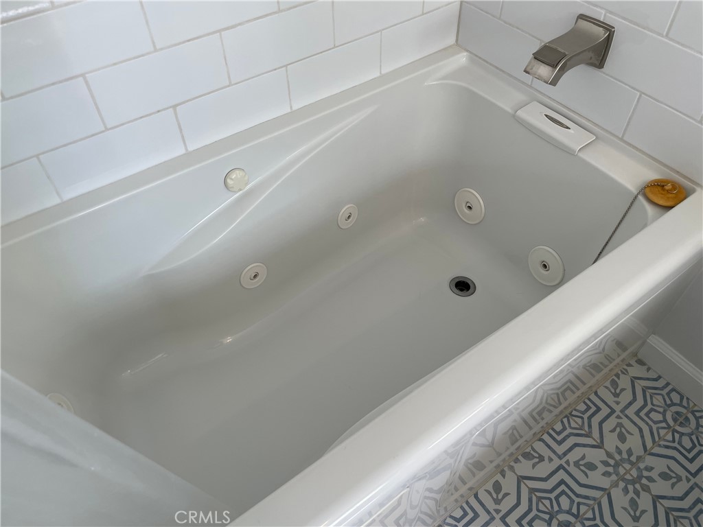 333 Virginia Street, Unit 9 El Segundo, CA 90245 - Photo 62 of 75 Guest Bath Jetted TubBatt