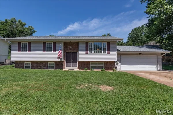 $239,900 | 755 Islamorada Drive, Fenton, MO 63026
