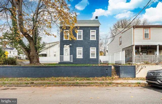 a car parked in front of a white house