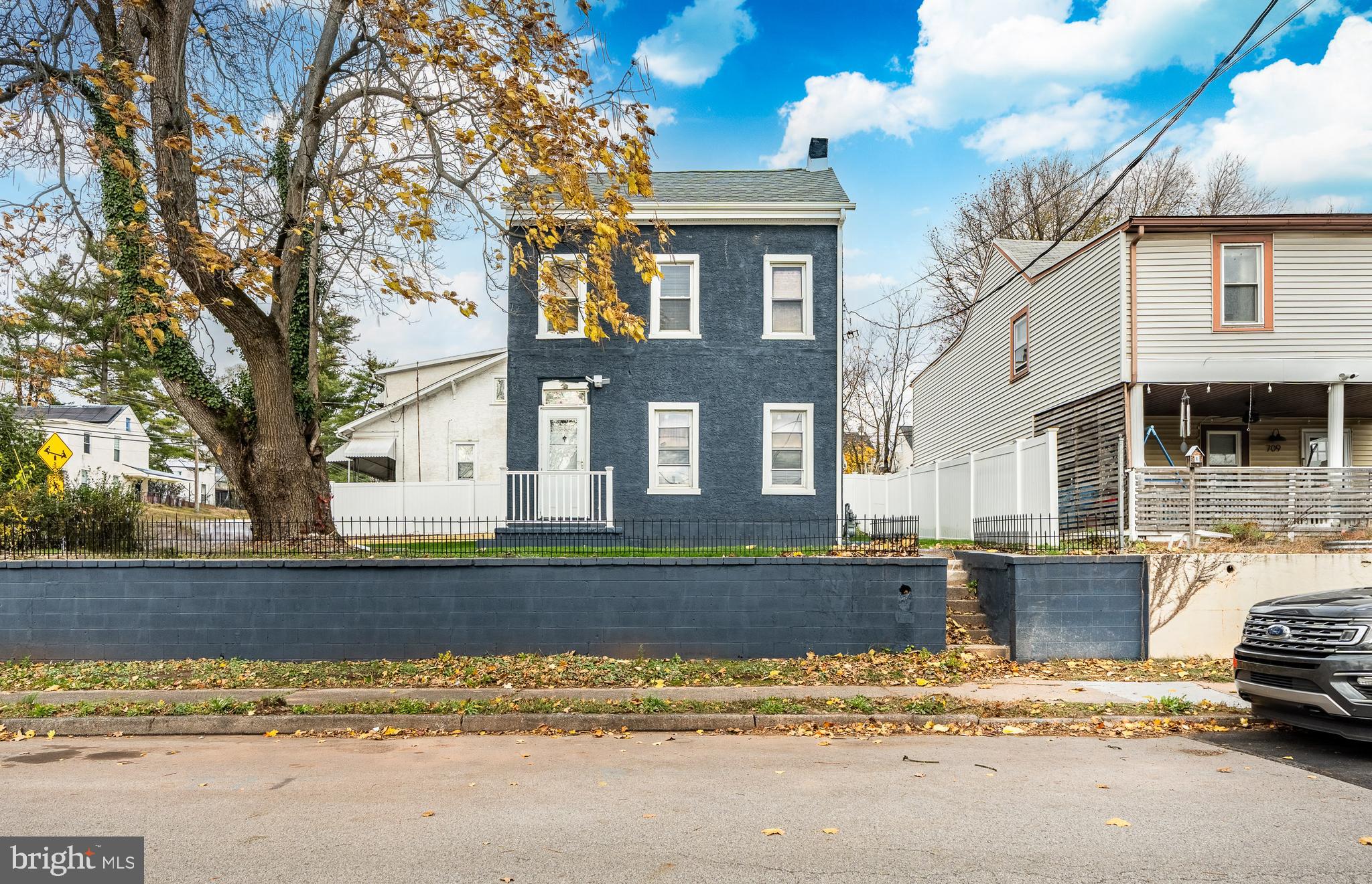 a car parked in front of a white house