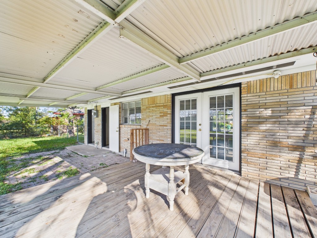 3035 Guese Road Houston, TX 77018 - Photo 16 of 20 a room with a table and chairs