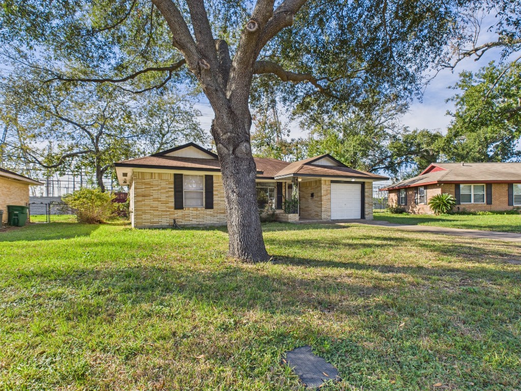 3035 Guese Road Houston, TX 77018 - Photo 19 of 20 a front view of a house with a garden