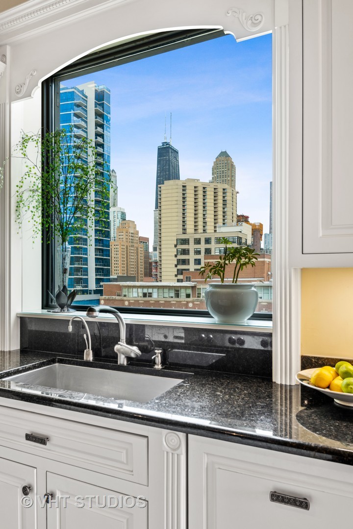 152 West Huron Street, Unit 7 Chicago, IL 60654 - Photo 10 of 32