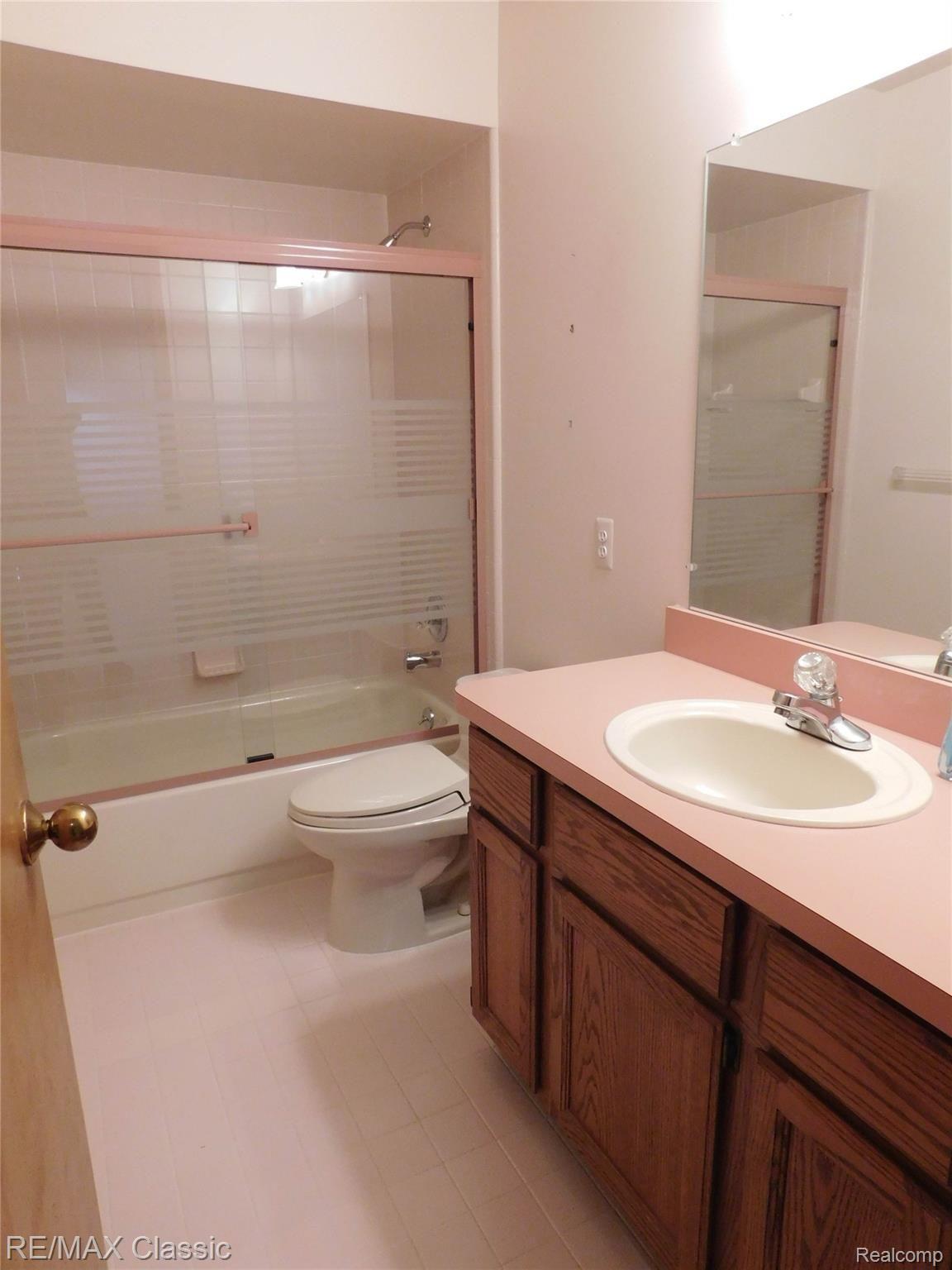 21840 River Ridge Trail, Unit 104 Farmington, MI 48335 - Photo 21 of 35 GUEST BATH