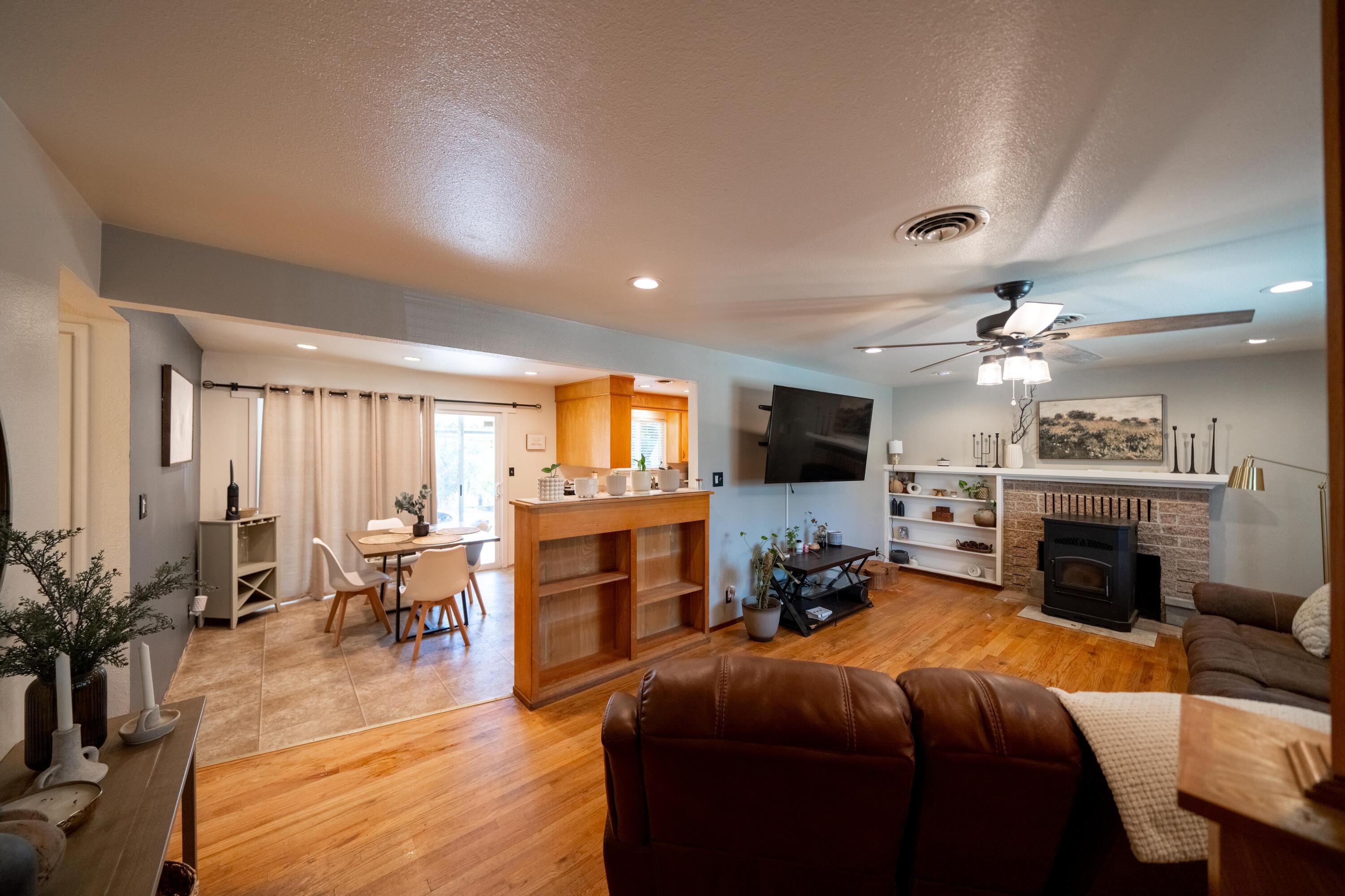 1875 Riviera Drive Redding, CA 96001 - Photo 5 of 18 IMG-05