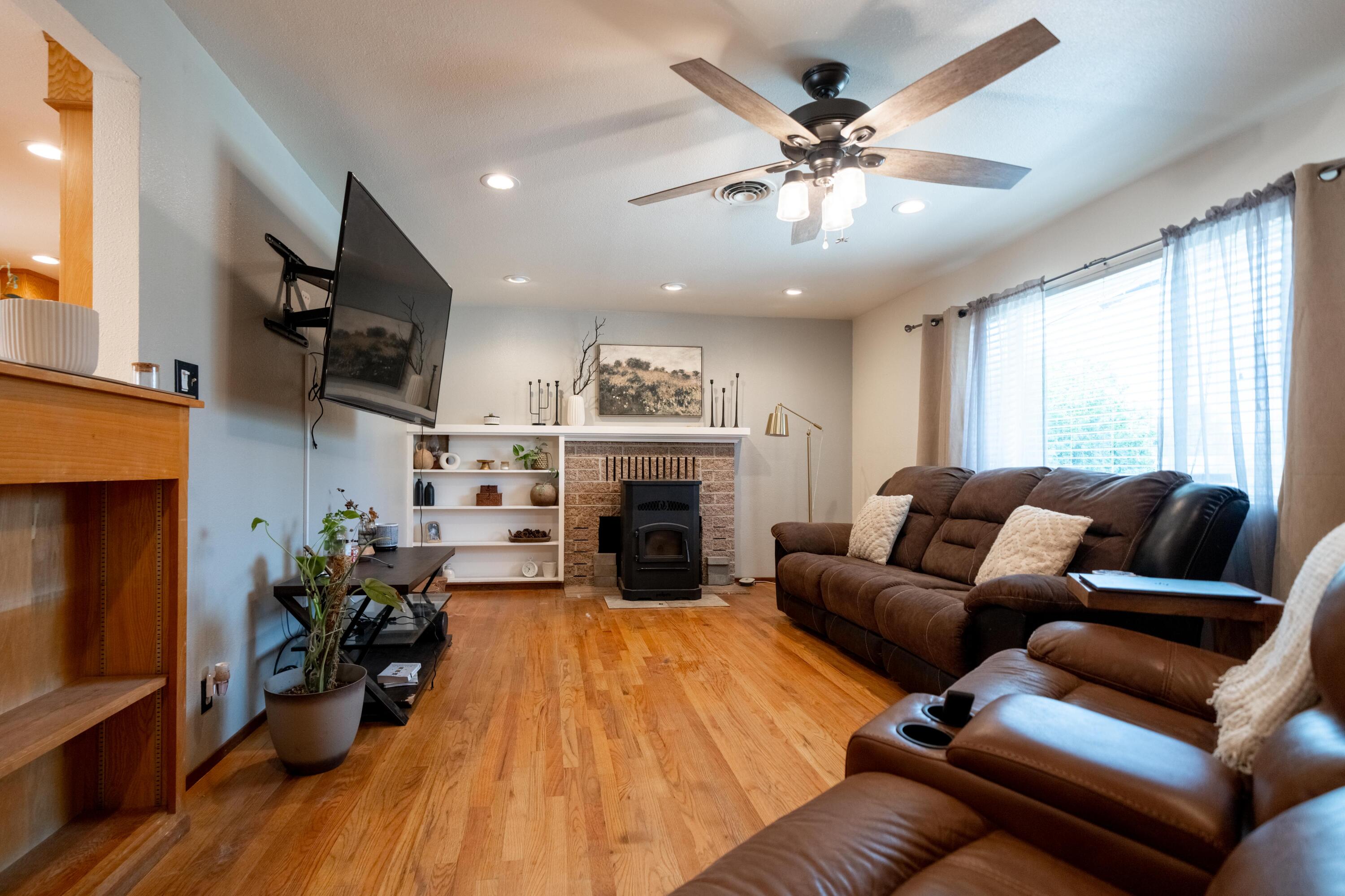 1875 Riviera Drive Redding, CA 96001 - Photo 6 of 18 IMG-06