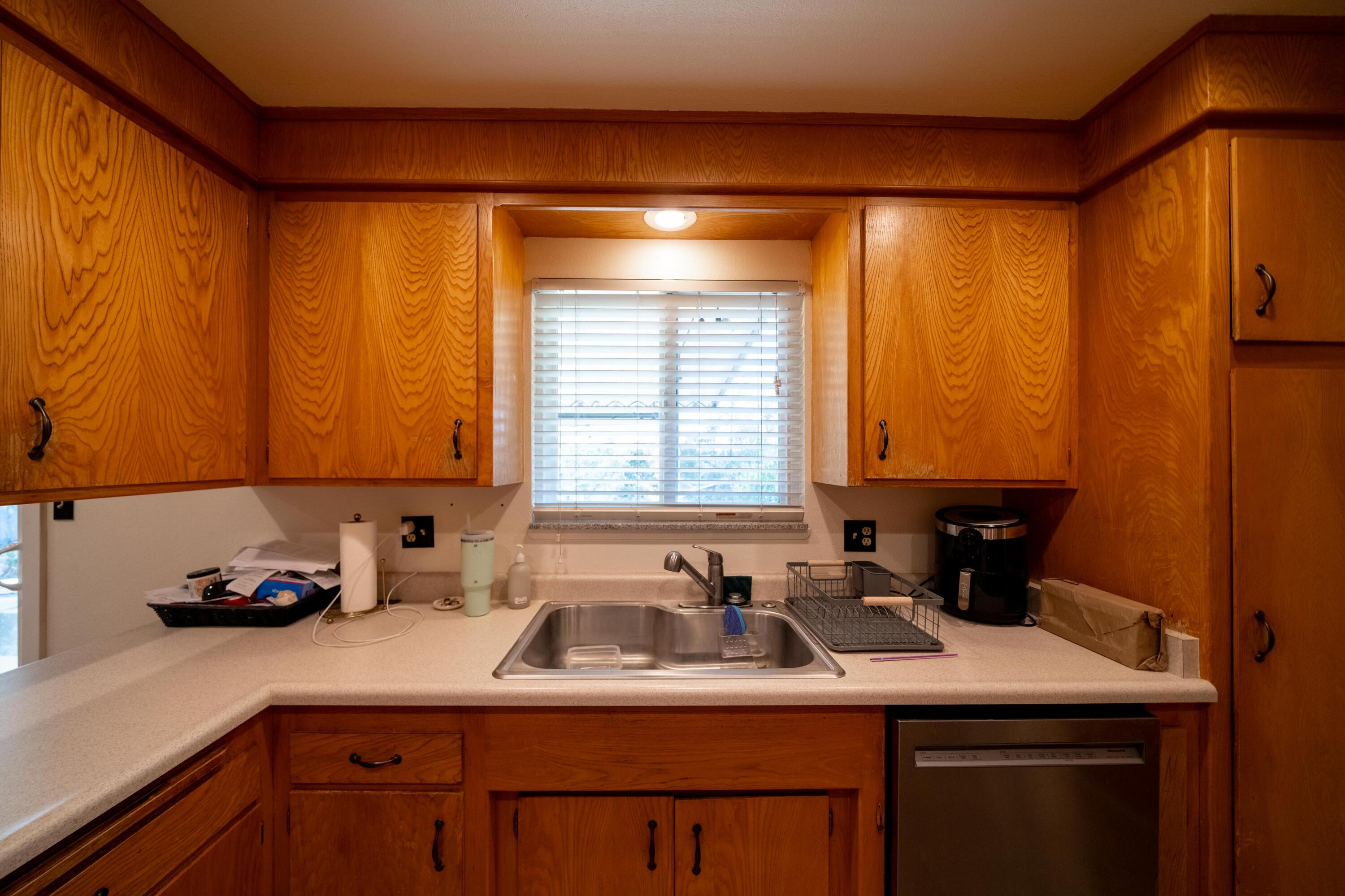 1875 Riviera Drive Redding, CA 96001 - Photo 7 of 18 IMG-09