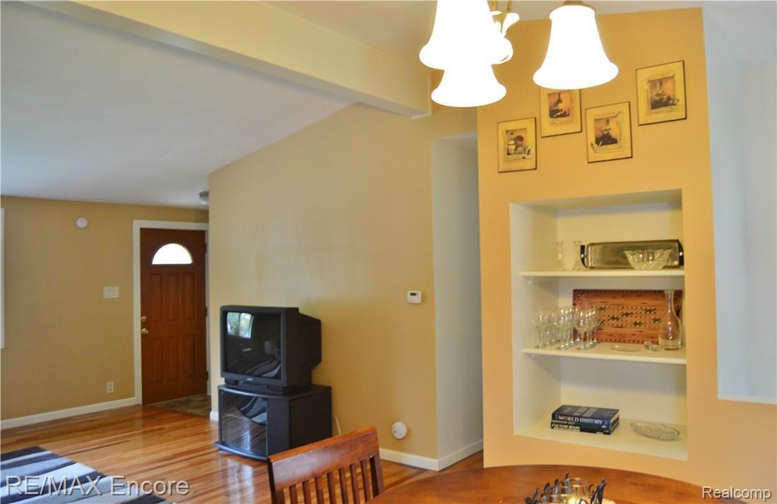 306 Fitzner Drive Davison, MI 48423 - Photo 9 of 32 Cute cutouts and nooks for your treasures!