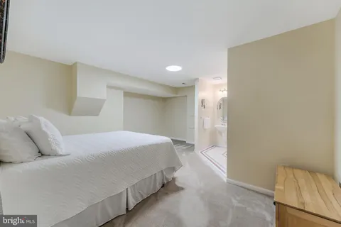 $1,100,000 | 13387 Glen Taylor Lane, Herndon, VA 20171