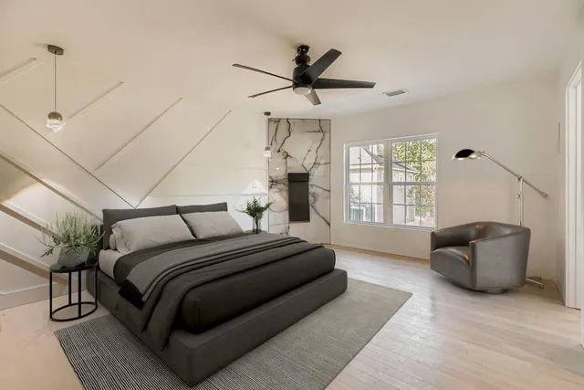 a view of a livingroom with a ceiling fan & entryway