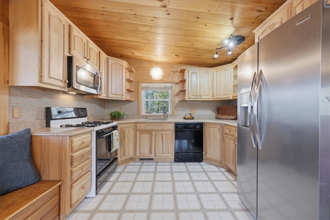 2 Michelle Lane Charlestown, RI 02813 - Photo 21 of 43 All appliances convey with the sale.