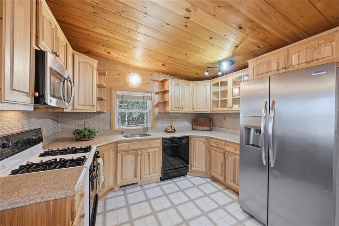 2 Michelle Lane Charlestown, RI 02813 - Photo 23 of 43