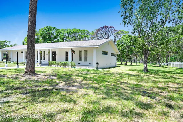 a view of a house with a small yard