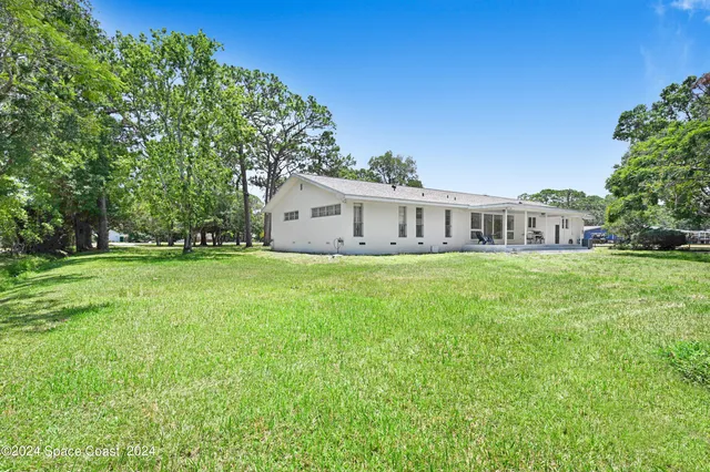 a view of house with yard