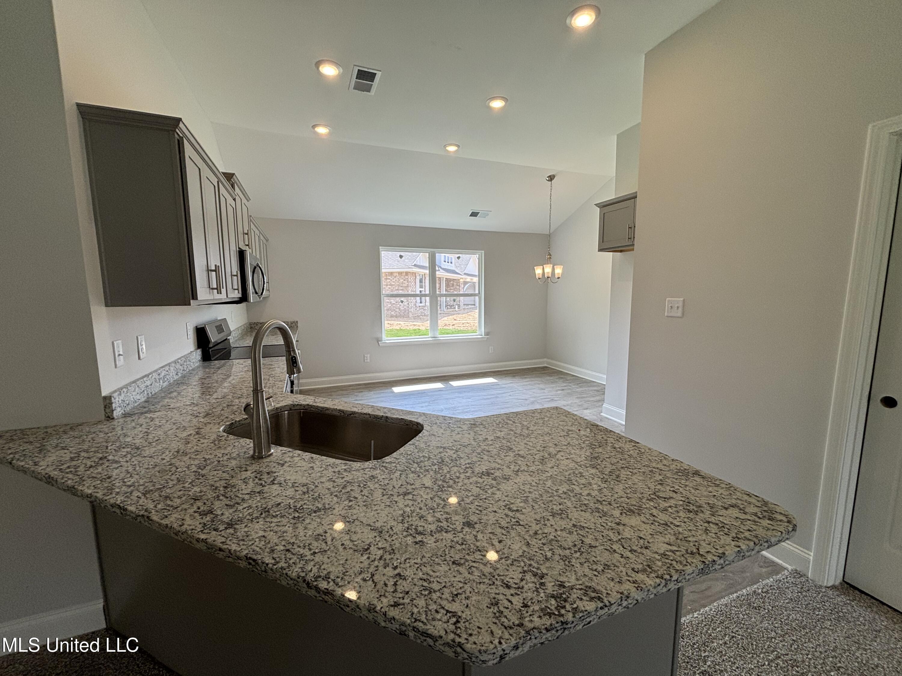 329 Cardinal Lane Senatobia, MS 38668 - Photo 8 of 28 IMG_7714