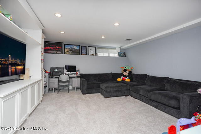 215 Presentation Circle Staten Island, NY 10312 - Photo 28 of 33 Photo May 28 2024, 11 19 32 PM