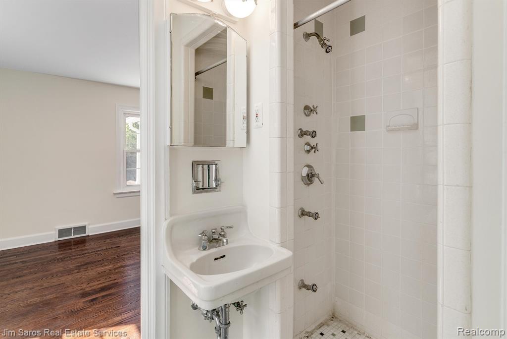 1689 Broadstone Road Grosse Pointe Woods, MI 48236 - Photo 19 of 35