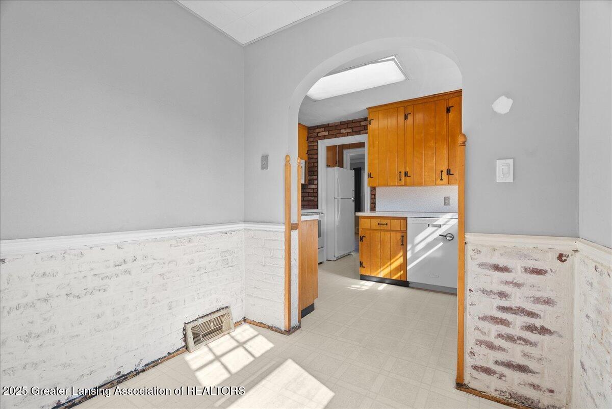 532 Riley Street Lansing, MI 48910 - Photo 22 of 38 22-Media Jett - 17