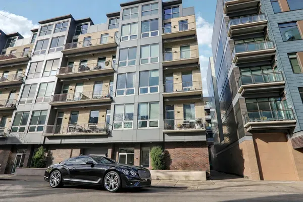 $1,190,000 | 20 North Carpenter Street, Unit 4N, Chicago, IL 60607