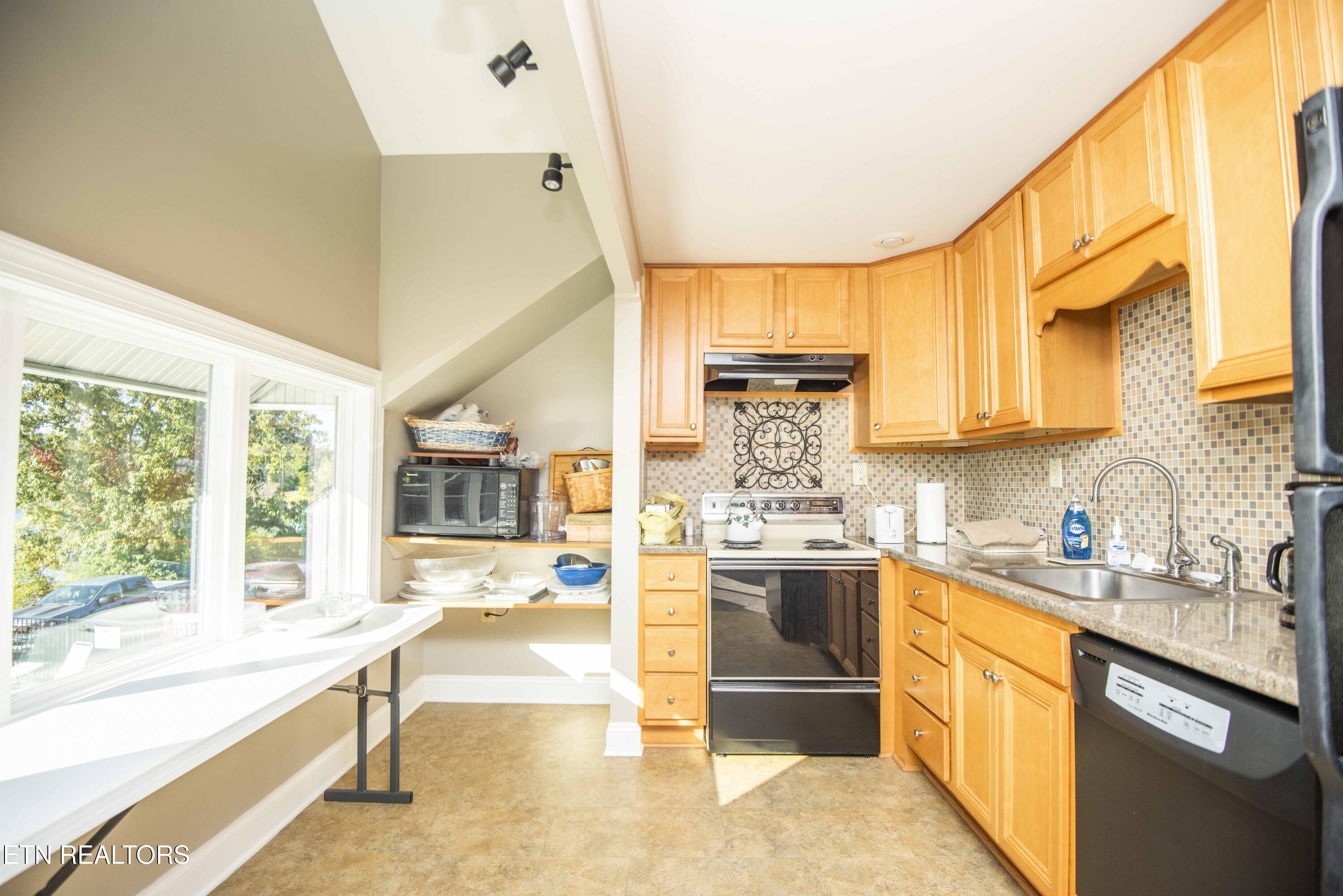 109 Timberlake Drive Greenback, TN 37742 - Photo 26 of 26 Foothills PointeClubhouse kitchen