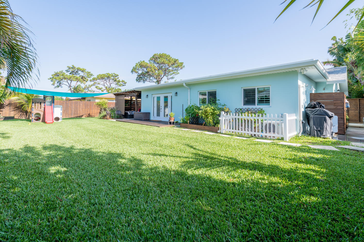 120 Windsor Road West Jupiter, FL 33469 - Photo 21 of 25 120 Windsor Rd E Jupiter FL-large-021-01