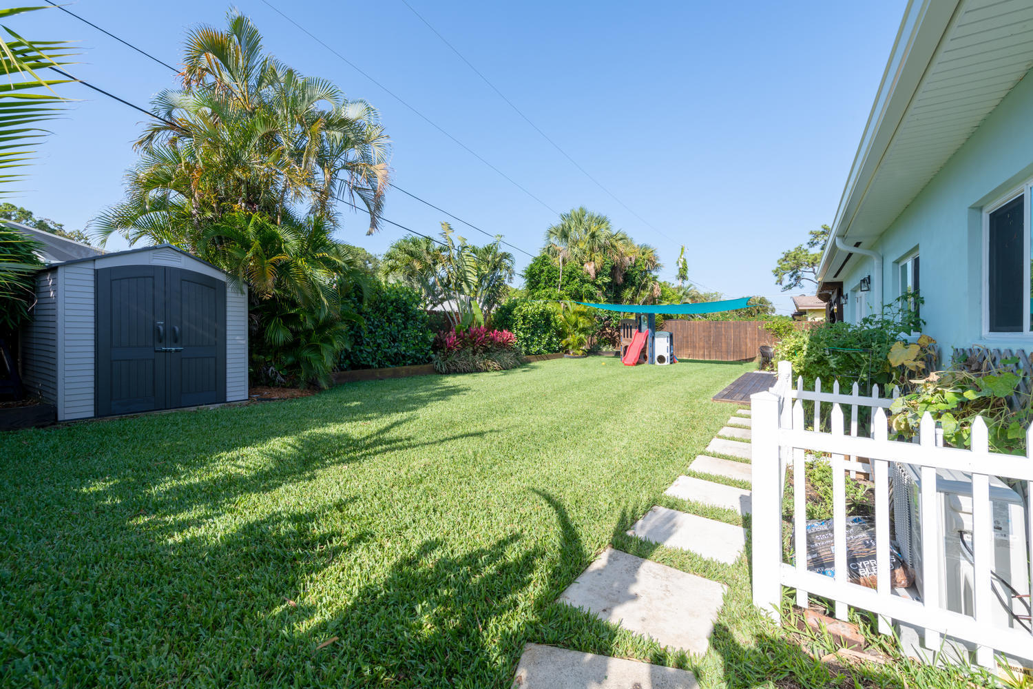 120 Windsor Road West Jupiter, FL 33469 - Photo 22 of 25 120 Windsor Rd E Jupiter FL-large-023-02