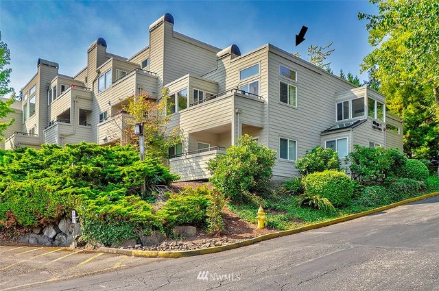 a picture of a wall with a white and white photo