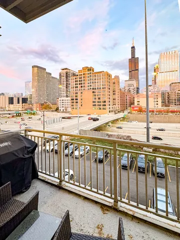 $305,000 | 770 West Gladys Avenue, Unit 305, Chicago, IL 60661