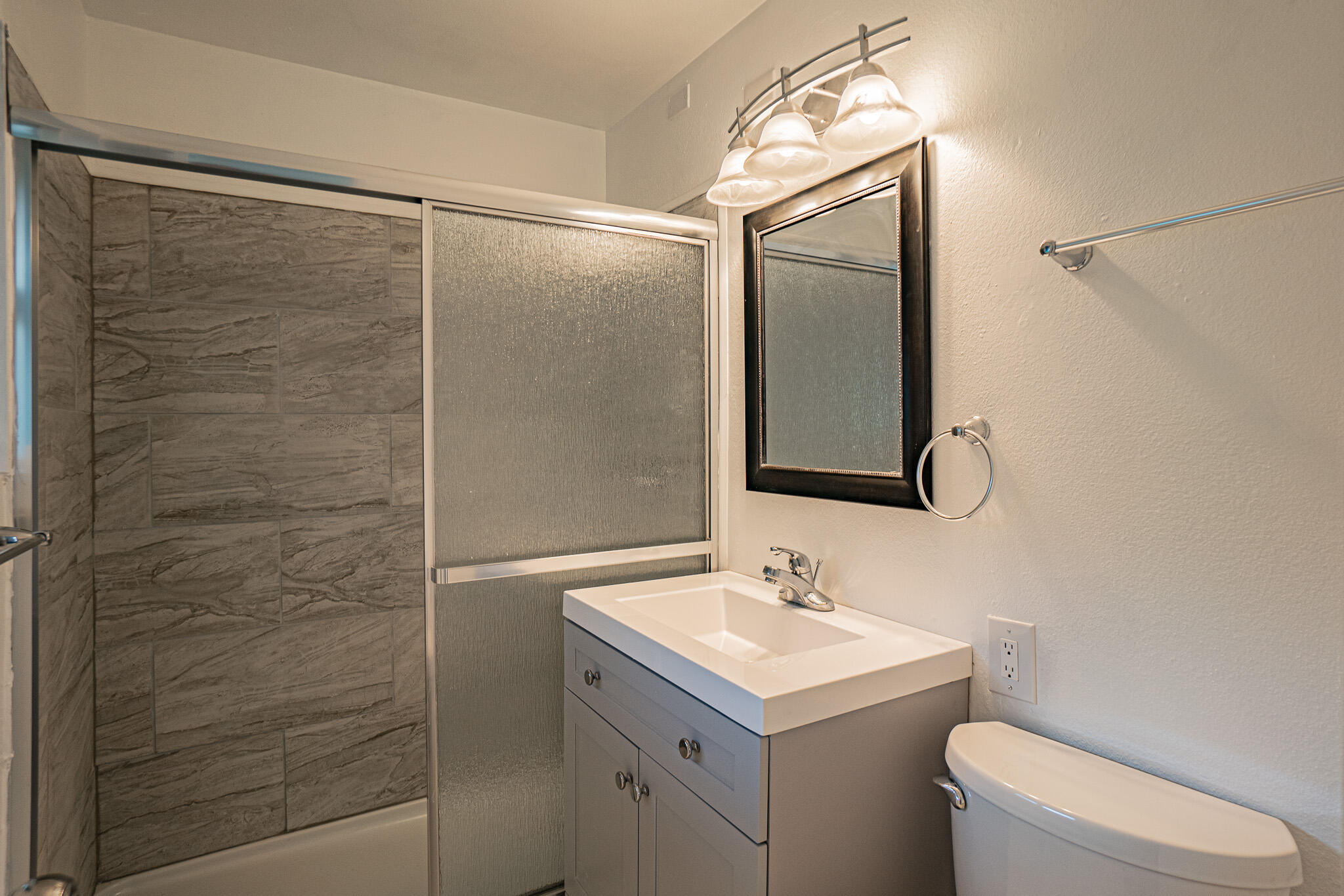 393 Elm Way Eagle Point, OR 97524 - Photo 15 of 24 15 Primary Bathroom
