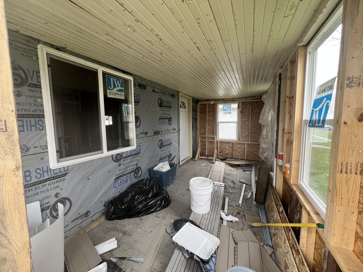 329 Albert Boulevard Kankakee, IL 60901 - Photo 2 of 15 a bathroom with a sink toilet mirror and tub