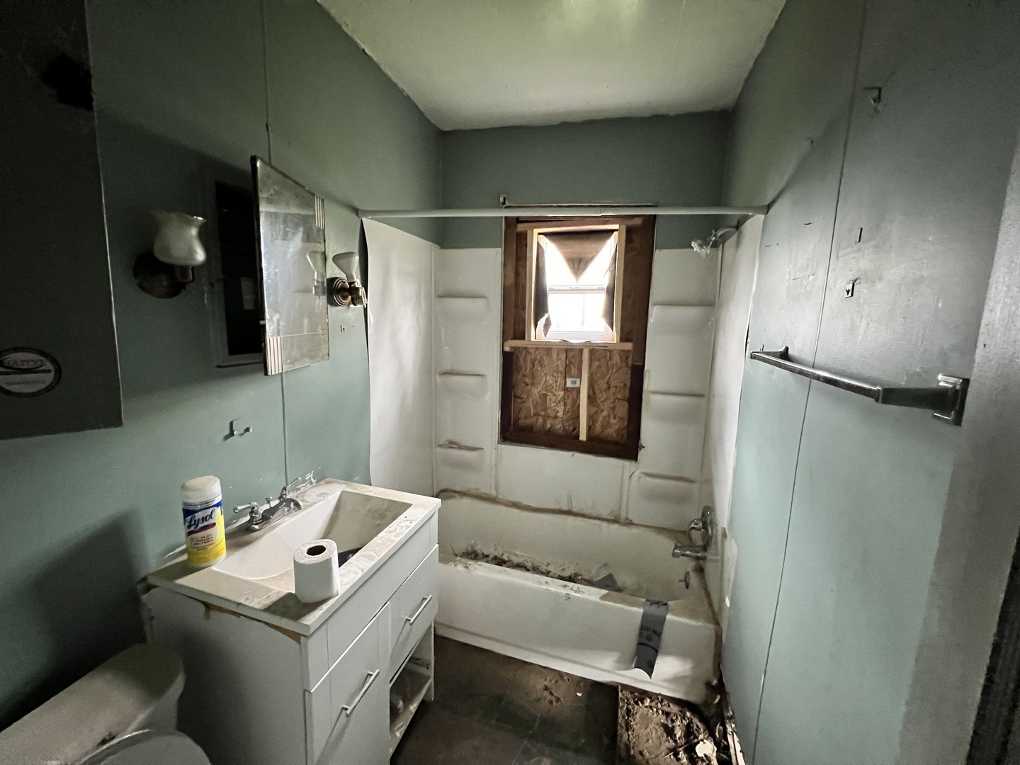 329 Albert Boulevard Kankakee, IL 60901 - Photo 10 of 15 a bathroom with a sink toilet and shower