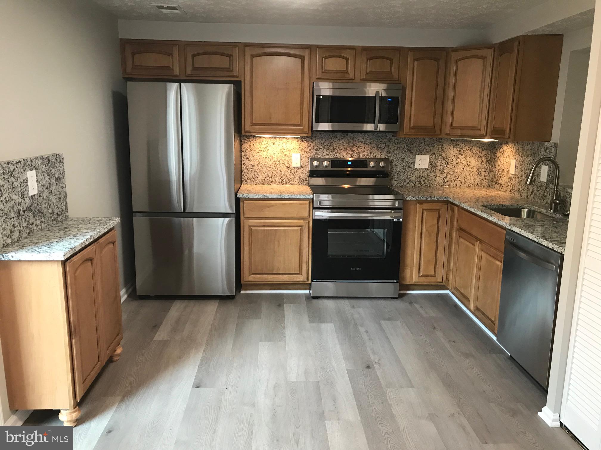 6937 Villa-Del-Rey Court Springfield, VA 22150 - Photo 2 of 23 UPDATED EAT-IN KITCHEN