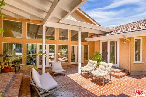 $1,899,000 | 18000 Medley Drive, Encino, CA 91316