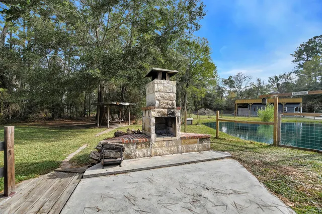 a view of a house with backyard