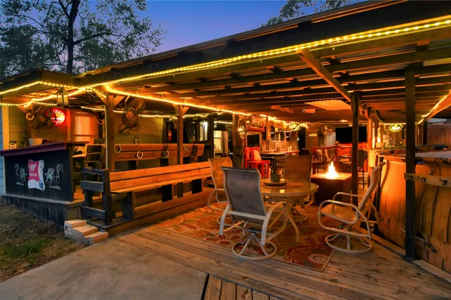 a view of a yard with a fountain
