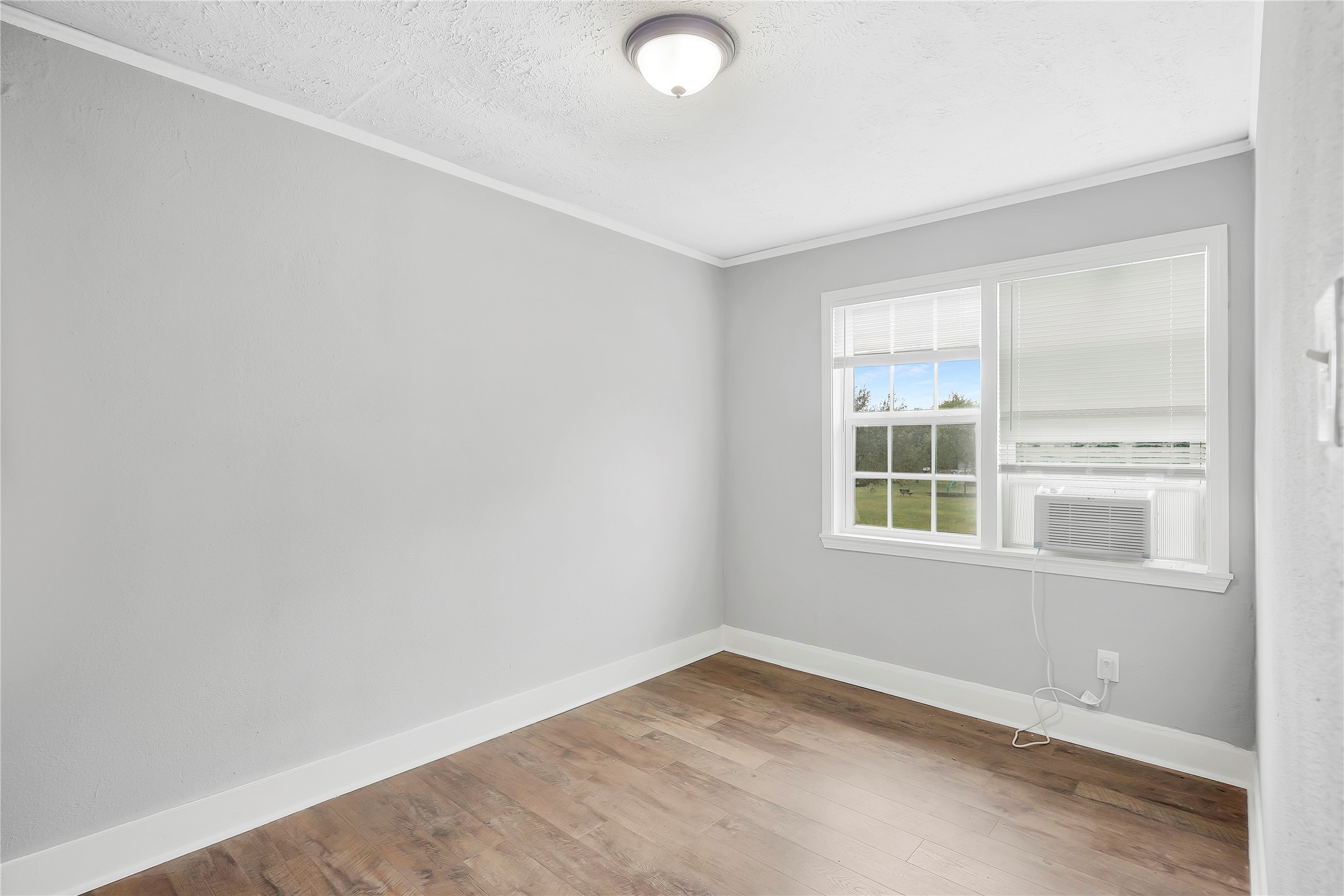 2311 North Louis Street Victoria, TX 77901 - Photo 7 of 21 an empty room with a window