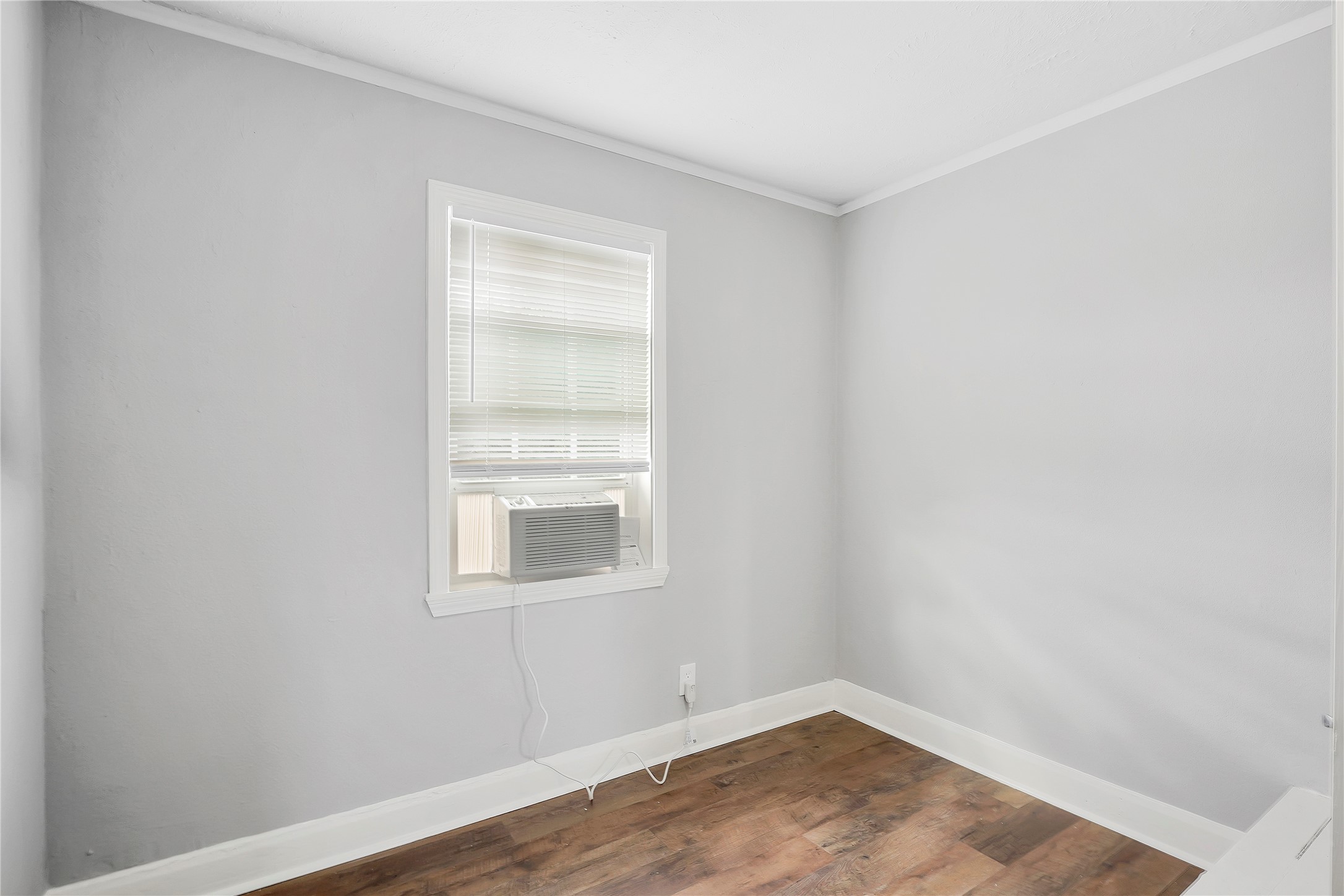 2311 North Louis Street Victoria, TX 77901 - Photo 8 of 21 an empty room with a window