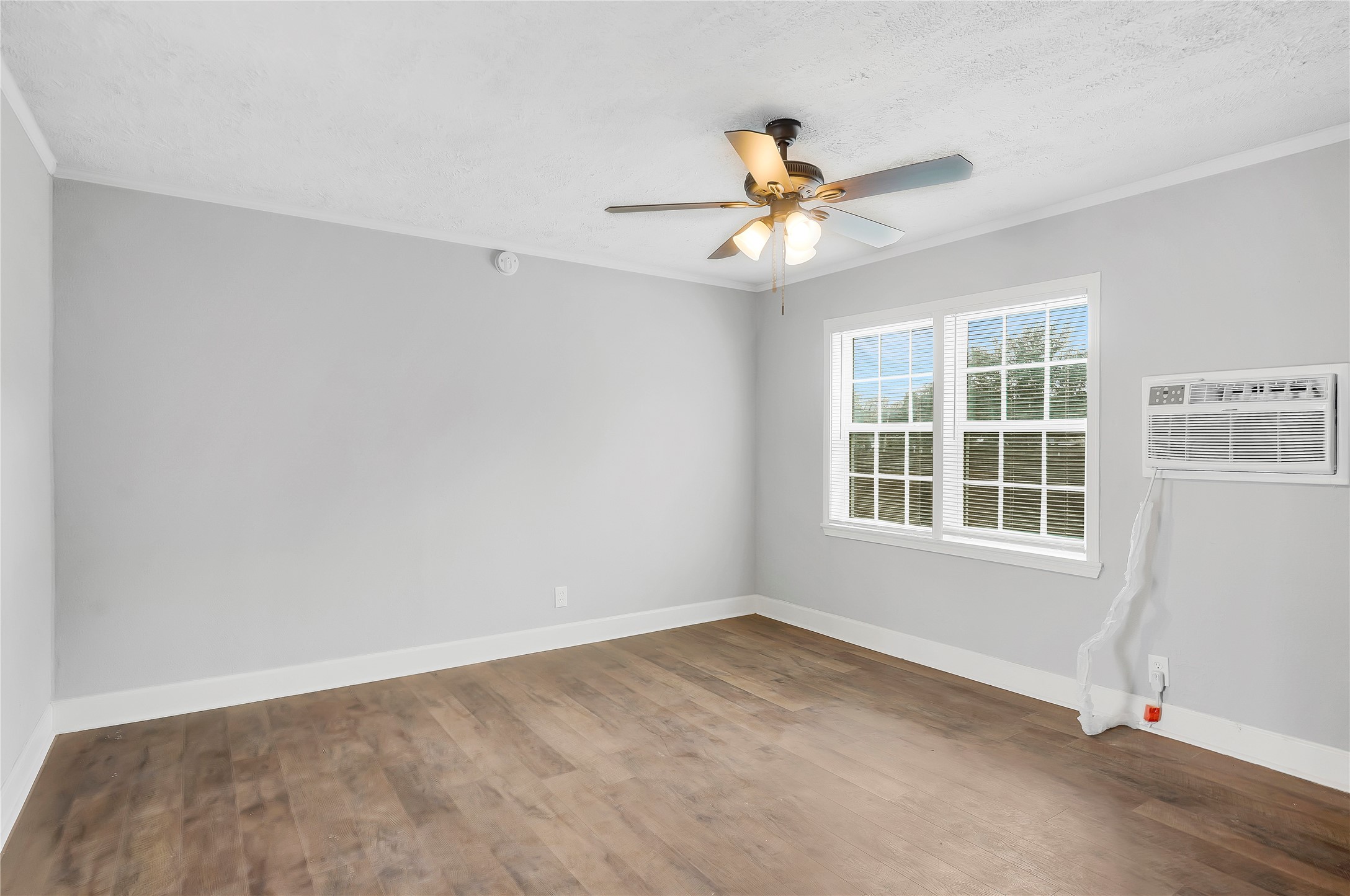 2311 North Louis Street Victoria, TX 77901 - Photo 9 of 21 a view of an empty room with a window