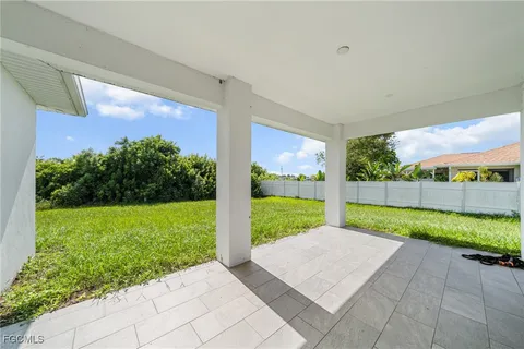 a view of back yard of the house