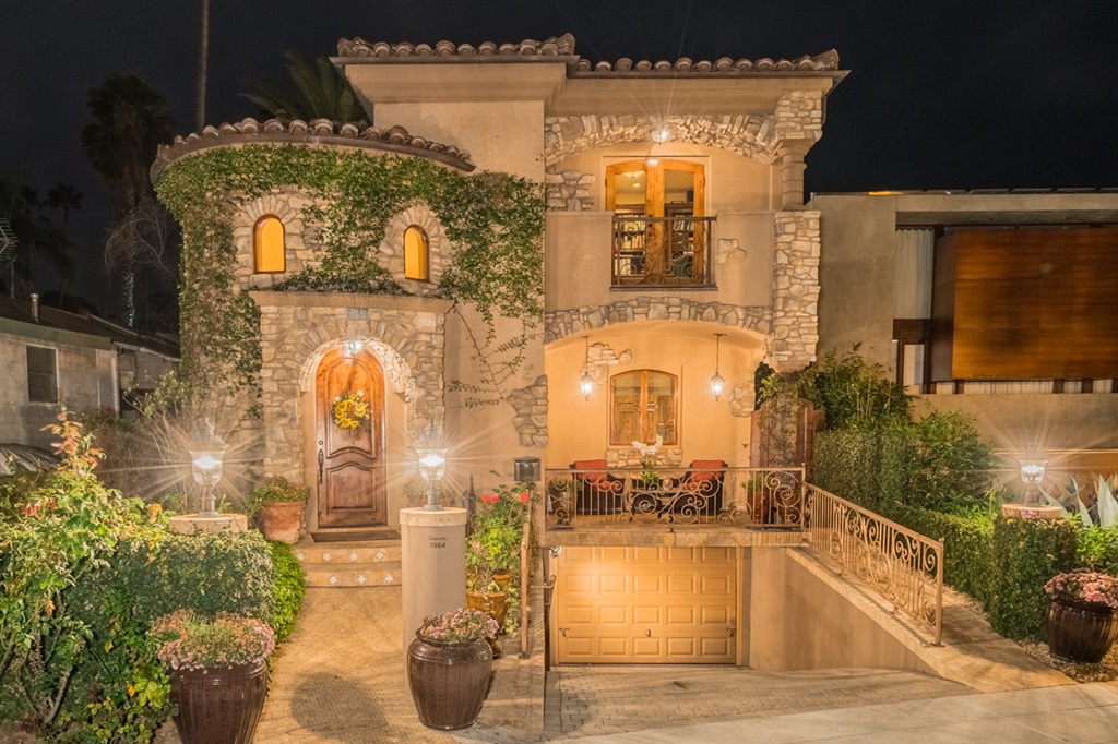 7964 Prospect Place La Jolla, CA 92037 - Photo 1 of 25