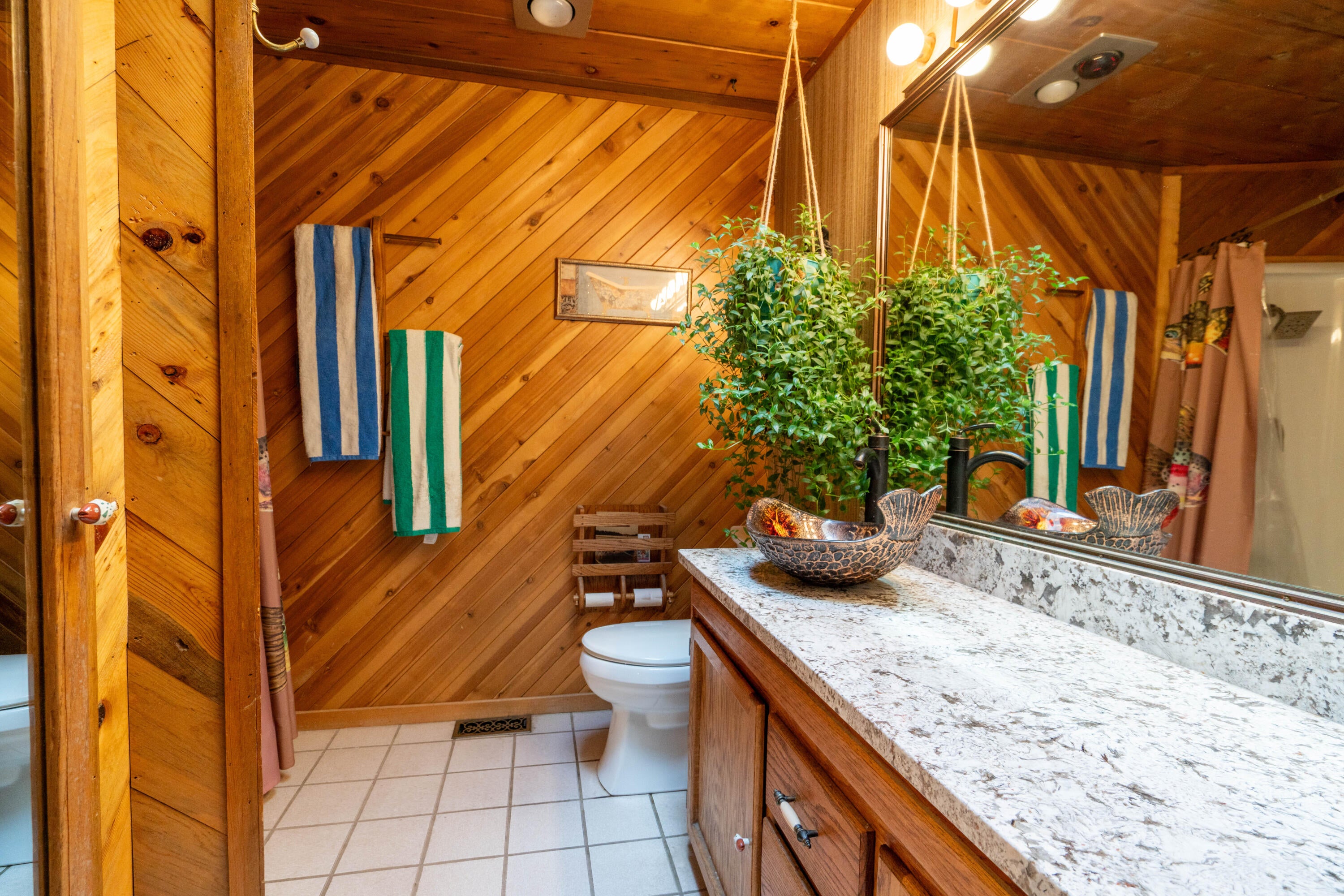 54651 Huntington Road Bend, OR 97707 - Photo 21 of 64 Guest Bathroom