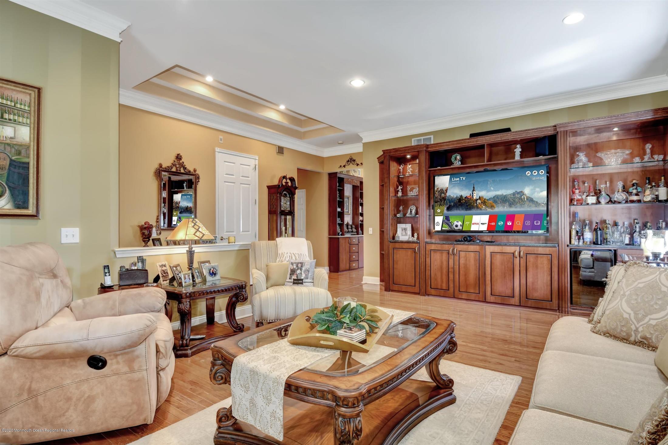 33 Shoal Road Jackson, NJ 08527 - Photo 3 of 44 08-Living Room