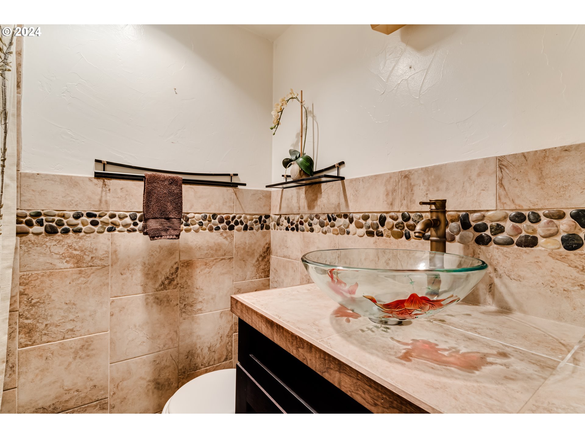 302 Woodcutter Way Eugene, OR 97405 - Photo 13 of 31 a bathroom with a sink and a mirror