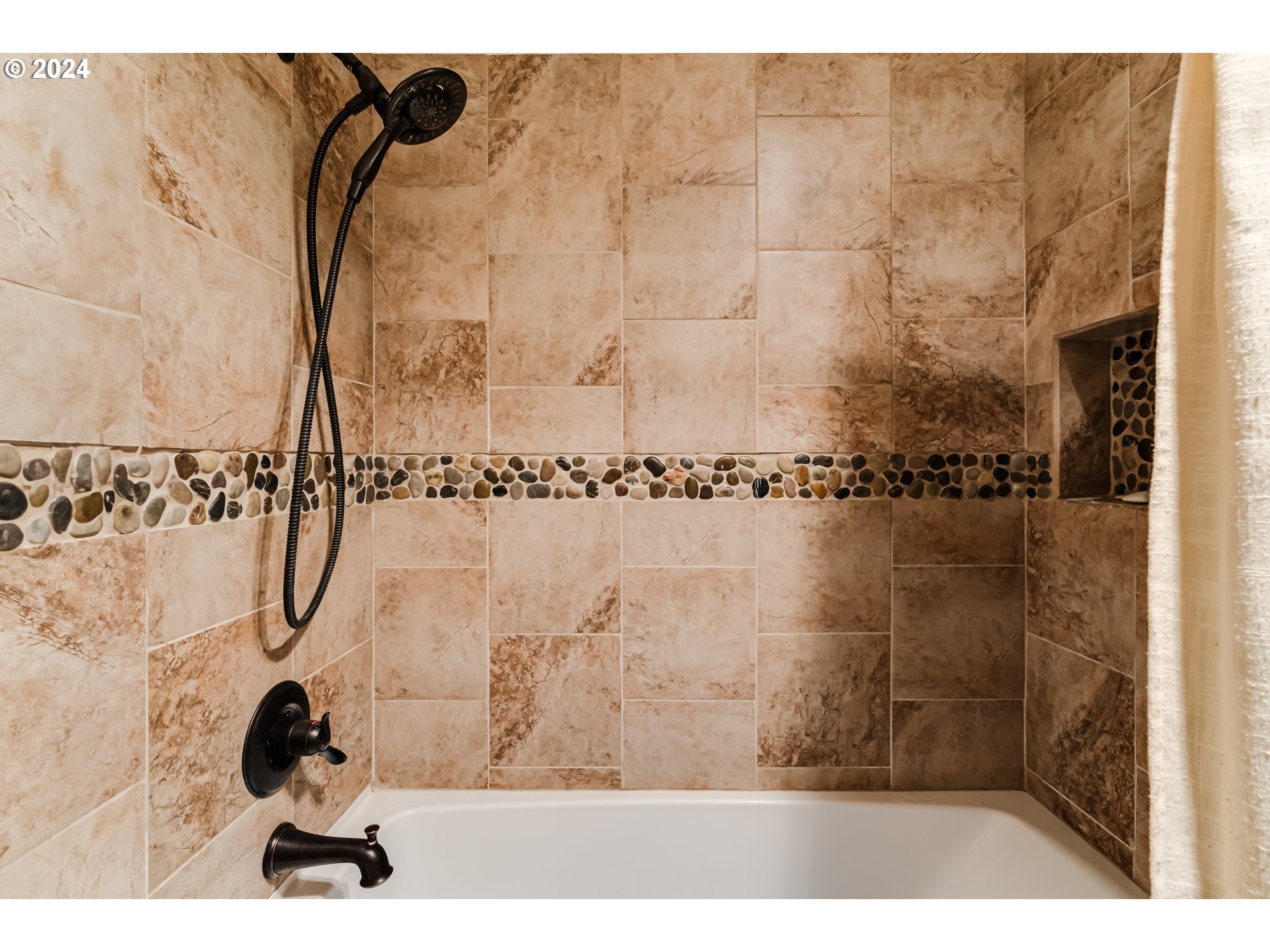 302 Woodcutter Way Eugene, OR 97405 - Photo 14 of 31 a view of bathroom